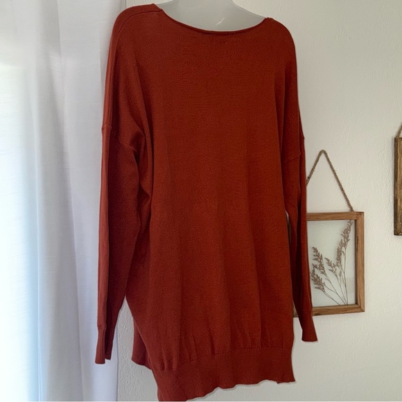 Elegant V-Neck Sweater in Terracotta Color
From Ninexis Size M/L 50% Rayon - Picture 5 of 9